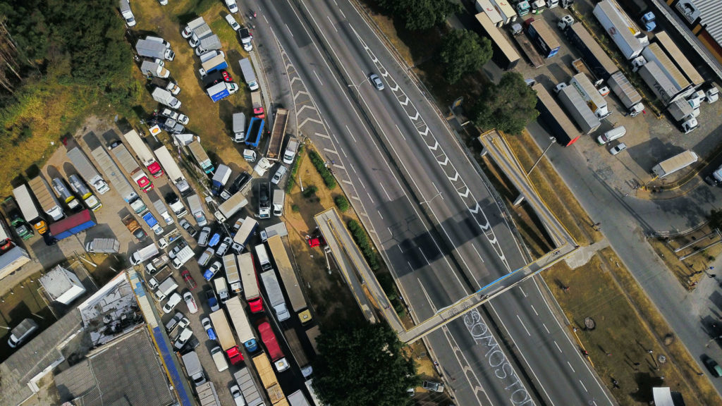 Caminhoneiros aguardam medidas do governo e mantêm ameaça de greve nacional