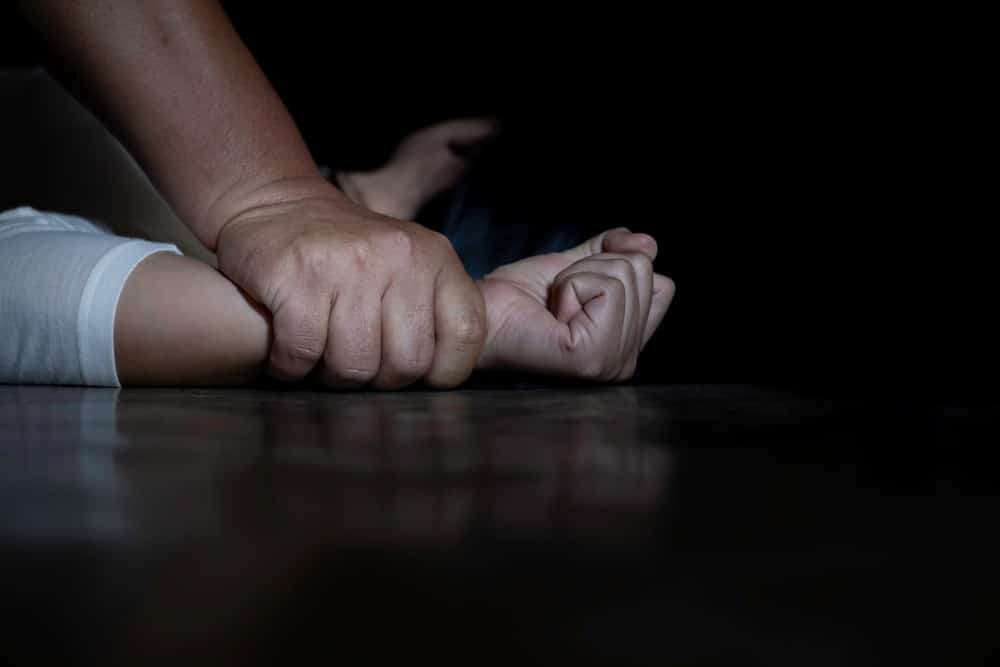 MPPR denuncia homem que manteve enteada em cárcere privado, estuprava e filmava; abusos eram desde quando ela era criança 