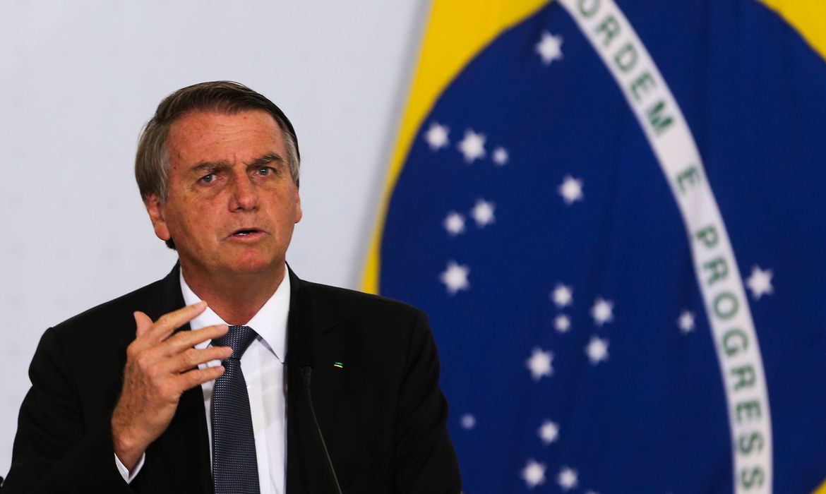 Alexandre de Moraes quer me alijar da política, diz Bolsonaro