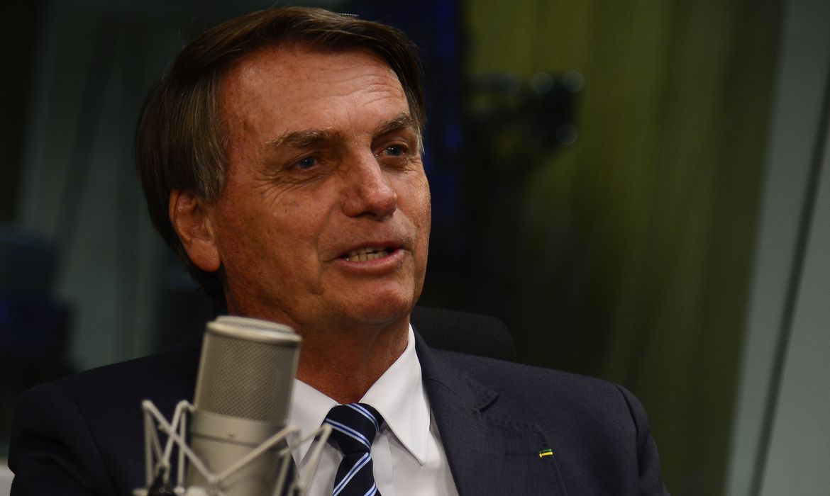 Bolsonaro doa R$ 100 mil a viúva de soldado da Rota morto no Guarujá