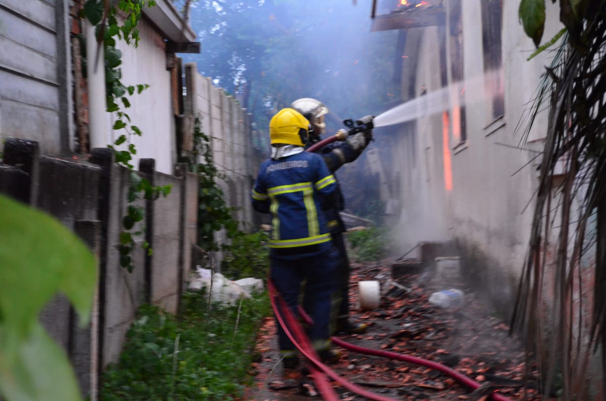 Imóvel frequentado por usuários de drogas é novamente alvo de incêndio em Ponta Grossa