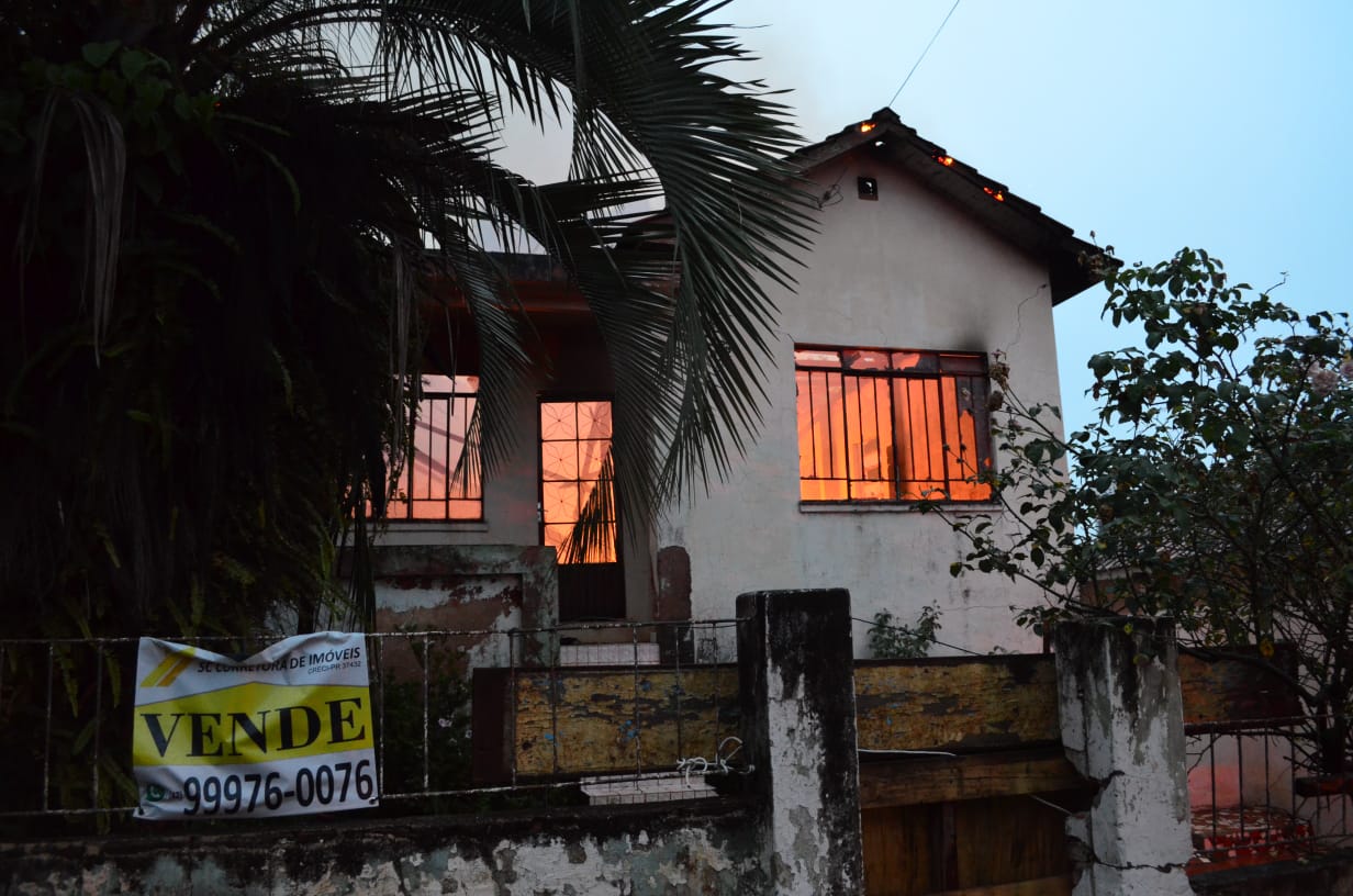Bombeiros são chamados para apagar incêndio na Vila Borato