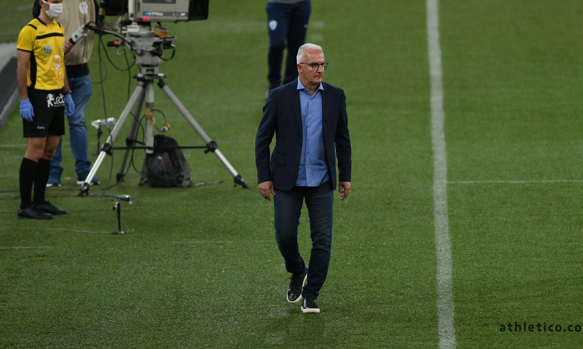 Dorival convoca novos jogadores para vestir a amarelinha e defender a seleção nos amistosos