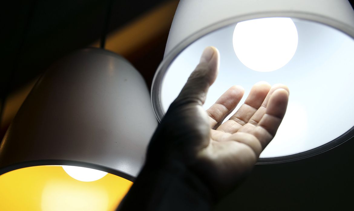 Senado aprova conta de luz gratuita para famílias de baixa renda