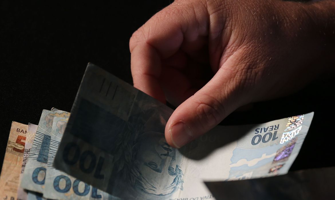 Motorista de aplicativo tem prejuízo após finalizar corrida e receber nota falsa de R$ 100