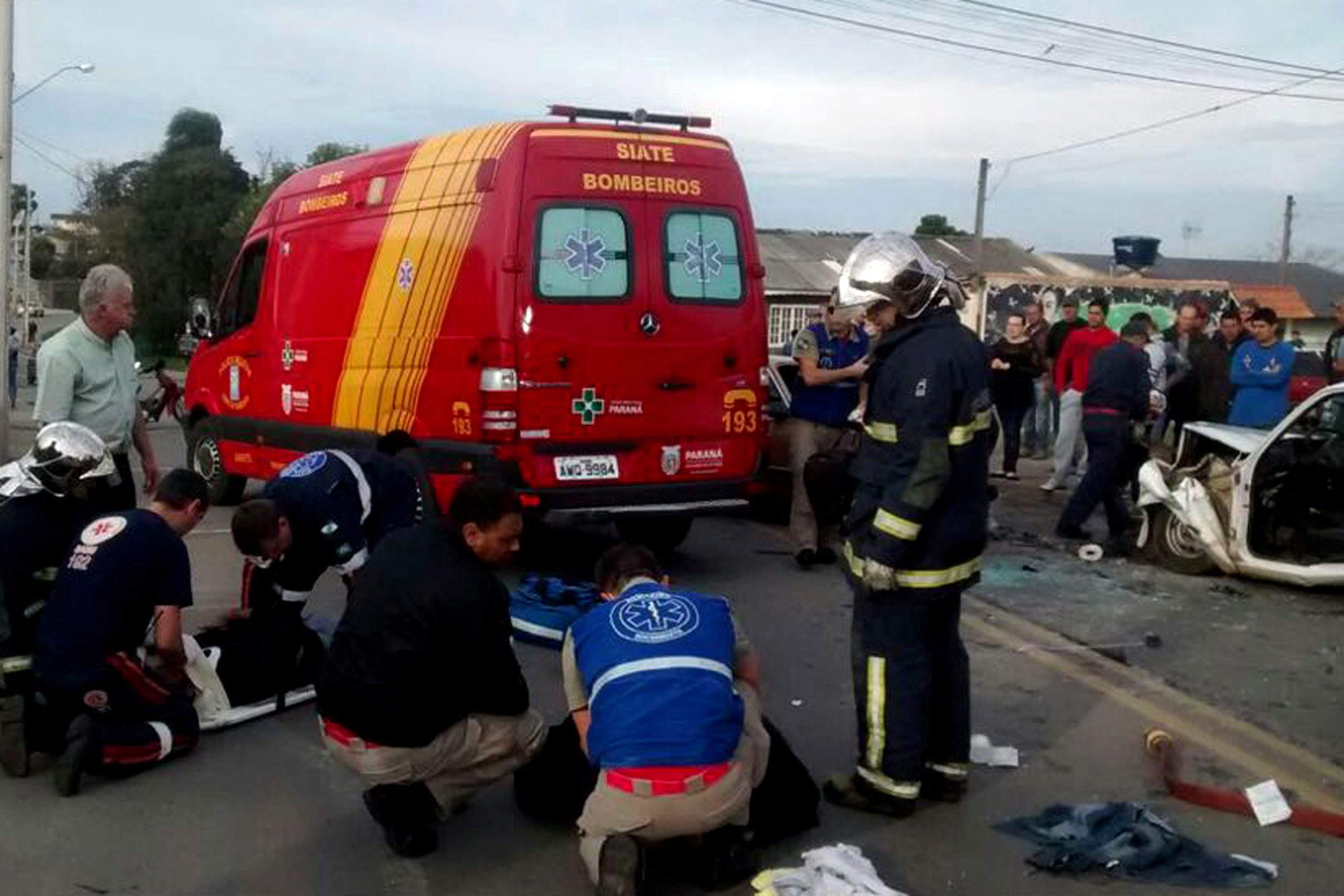 Jovens ficam feridos ao se acidentarem de moto na região de Uvaranas