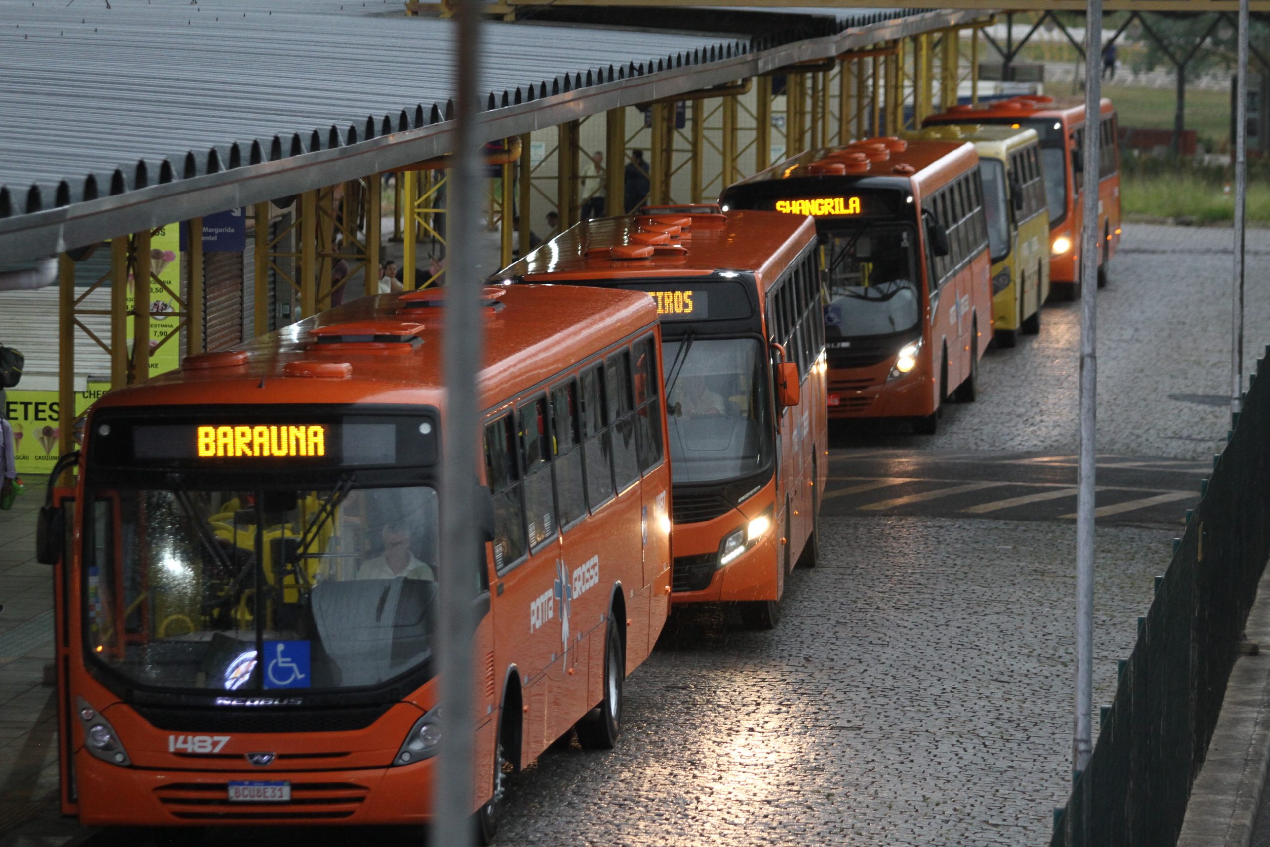 Ônibus do transporte coletivo pega fogo em Ponta Grossa