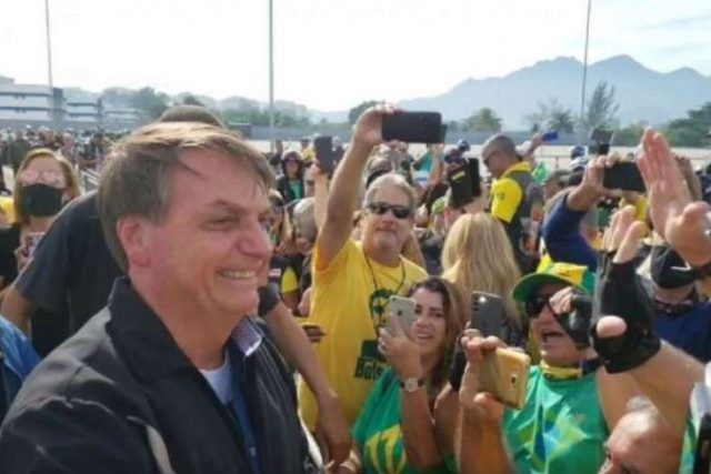 Em ato no Rio, Bolsonaro critica regulamentação das redes sociais, elogia Musk e vê aliados atacarem o STF