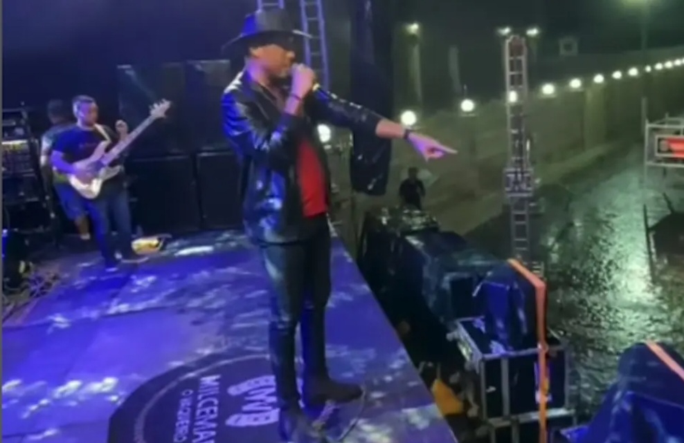 Cantor realiza sonho de fazer show em cidade natal, mas só os pais dele aparecem; vídeo - MZ Notícia Cantor realiza sonho de fazer show em cidade natal, mas só os pais dele aparecem; vídeo - MZ Notícia