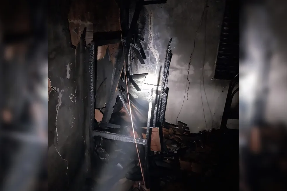 Após tiros, casa é incendiada em Ponta Grossa