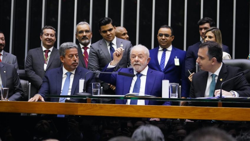 Sem maioria no Congresso, governo Lula se agarra ao STF