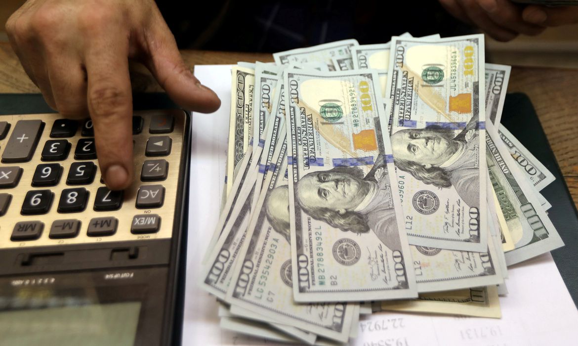 Dólar inicia mês em baixa com chances de negociação entre EUA e China