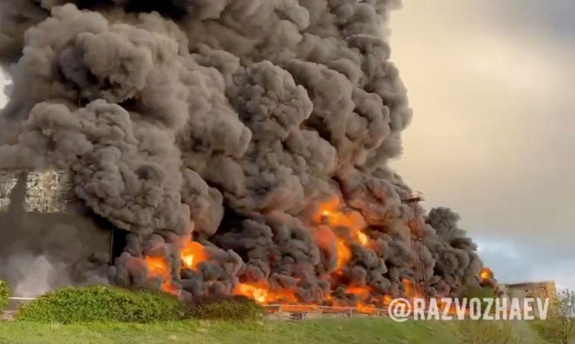 Ataque com drones causa incêndio em depósito de petróleo na Crimeia