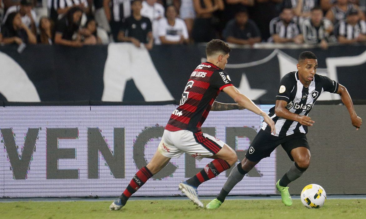 Pelo Brasileirão, Flamengo e Botafogo disputam clássico no Maracanã
