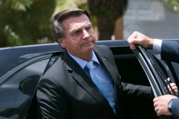 Bolsonaro deixa sede da PF após 3h de depoimento