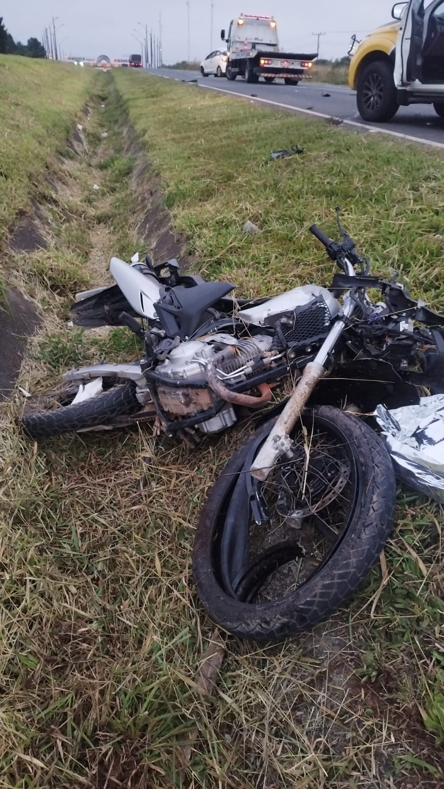 Motociclista morre ao bater contra carro na PR-151, em Carambeí