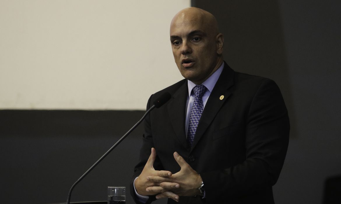 Moraes afasta número 3 da Abin, e PF prende 2 servidores em operação