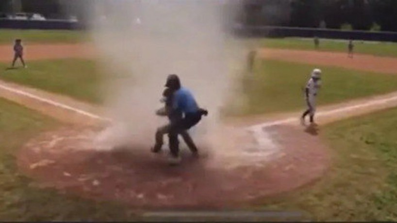 Criança é atingida por tornado durante jogo de beisebol