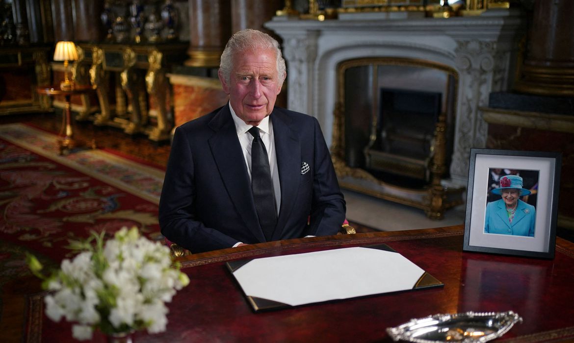 Rei Charles III é coroado neste sábado (6), em Londres