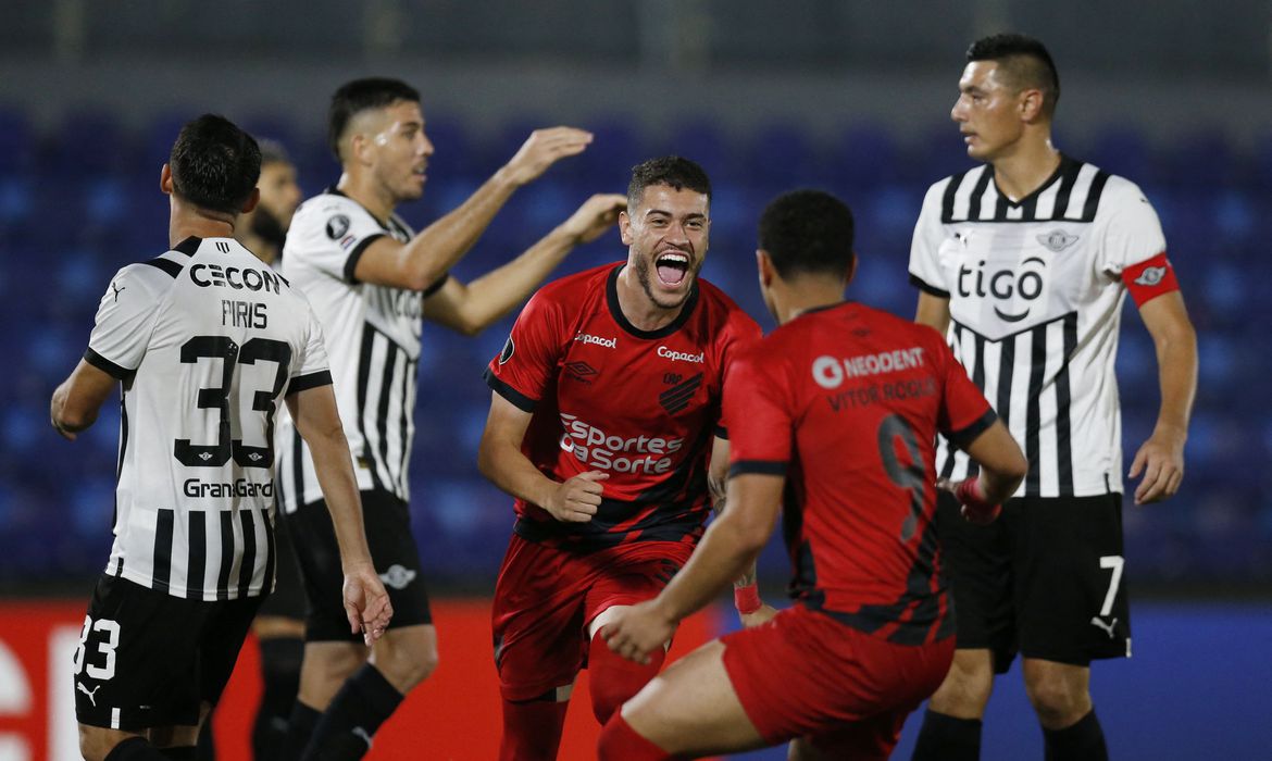 Athletico-PR vence o Libertad e se mantém na liderança do grupo G da Libertadores