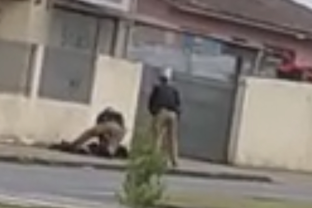 Vídeo: Homem com faca confronta policiais e acaba preso em Carambeí