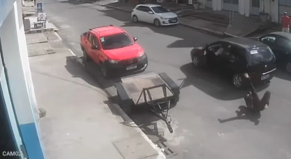 Vídeo: motorista de app é jogado de carro durante assalto