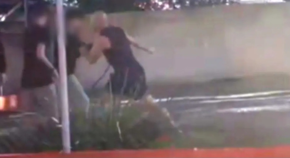 Vídeo: PM agride alunos de escola após bola cair dentro da casa dele