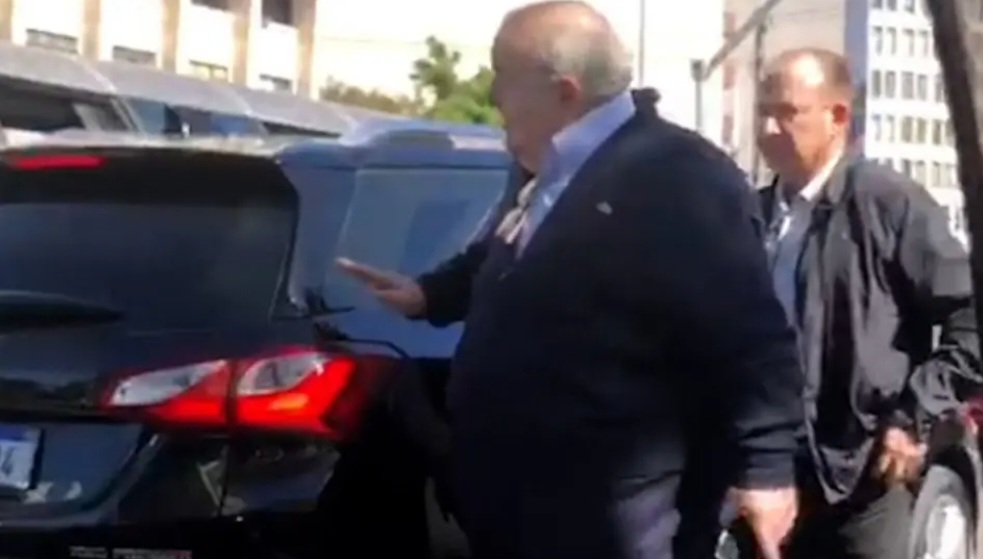Prefeito Greca fica na rua após veículo pifar: ‘Quebrou meu carro’