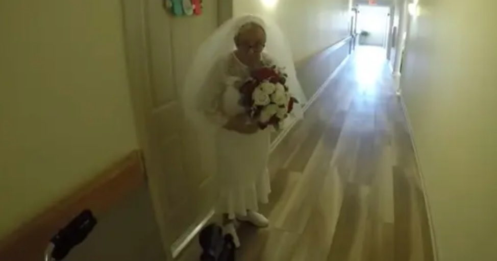 Idosa de 77 anos se casa com ela mesma em casa de repouso nos EUA