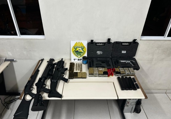 Polícia encontra diversas armas e munições após denúncia da mulher do suspeito, em PG