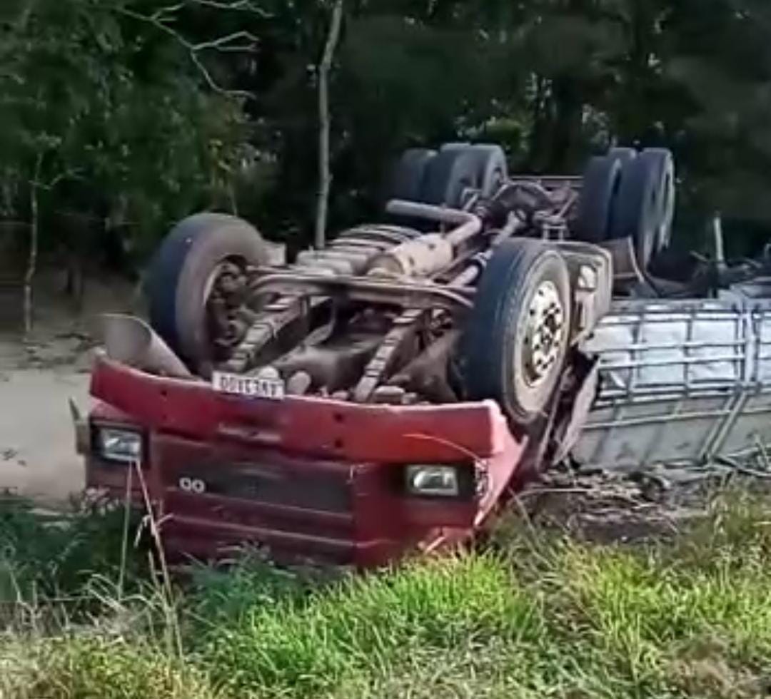URGENTE: Caminhão tomba e motorista escapa ileso do acidente