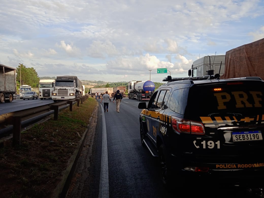 Colisão entre caminhões deixa o trânsito lento na BR-376 em Ponta Grossa