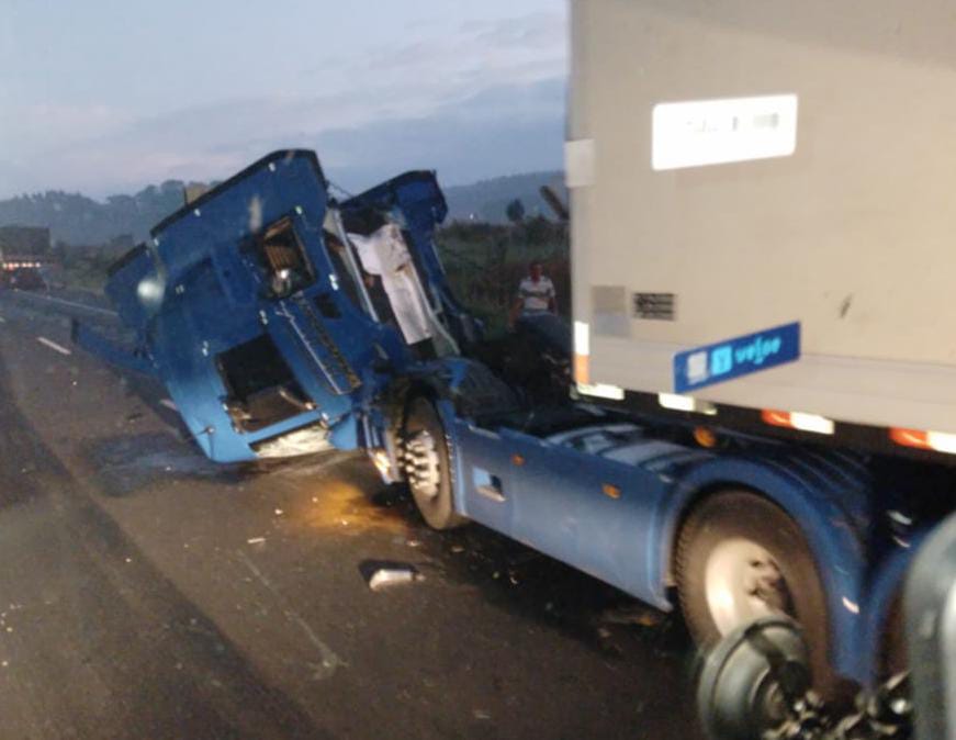 Acidente entre dois caminhões deixa o trânsito lento na BR-376, em Ponta Grossa