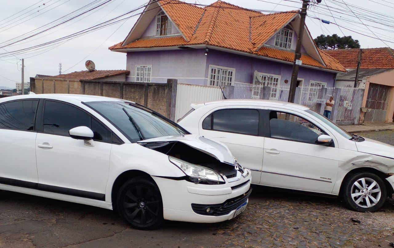 Falta de sinalização em rua gera acidente e vítima fica ferida em Ponta Grossa