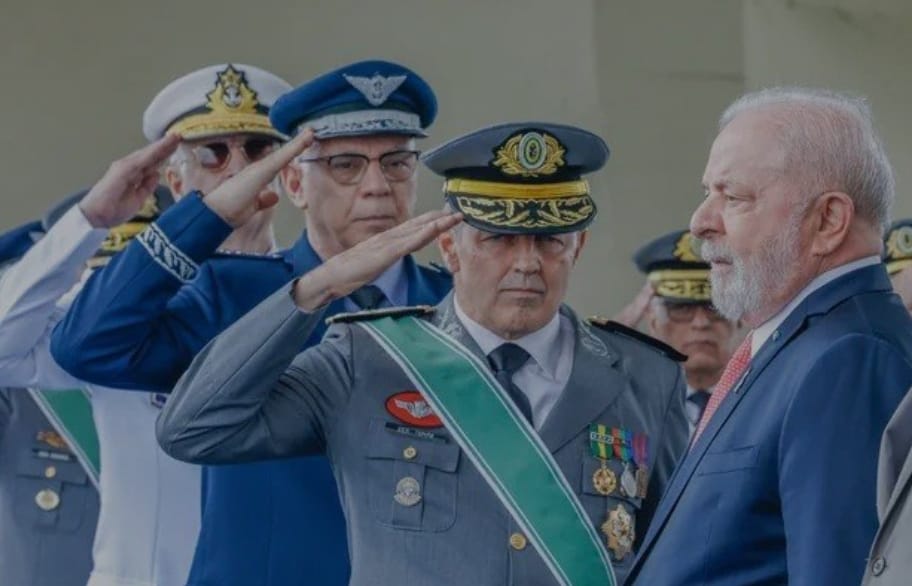 Comandos militares agora vão ter que pendurar foto de comandantes batendo continência a Lula
