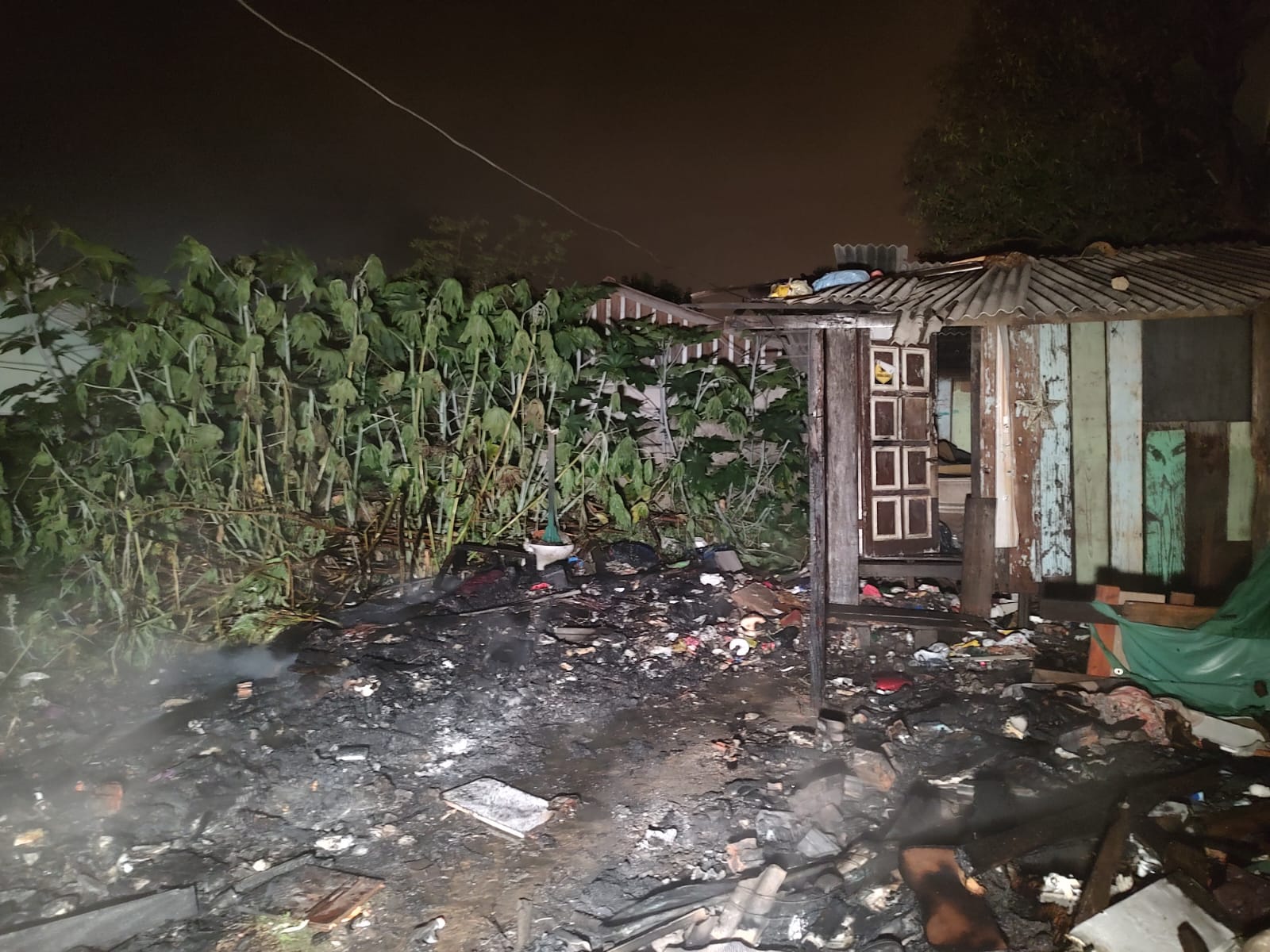 Casa é parcialmente destruída por incêndio na Vila Dalabona em Ponta Grossa