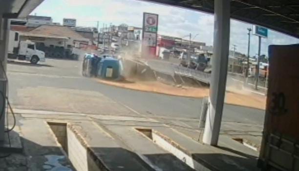 Vídeo: caminhão carregado com soja tomba ao entrar no pátio de posto em Ponta Grossa