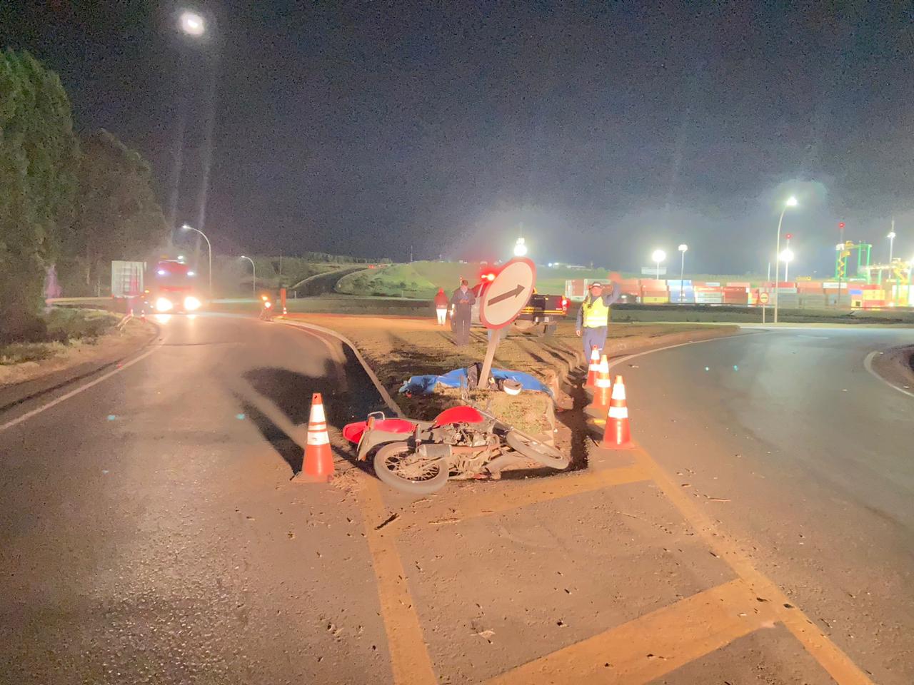 Motociclista morre ao cair de moto em rotatória, em rodovia da região