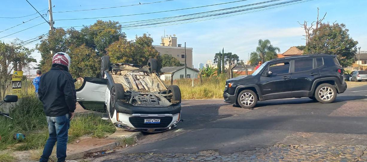 Carro capota durante acidente no Jardim Carvalho em Ponta Grossa