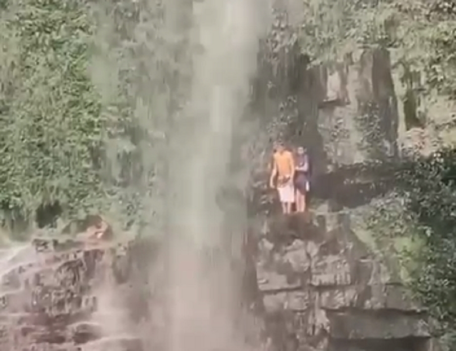 Jovem morre após bater a cabeça ao pular em cachoeira