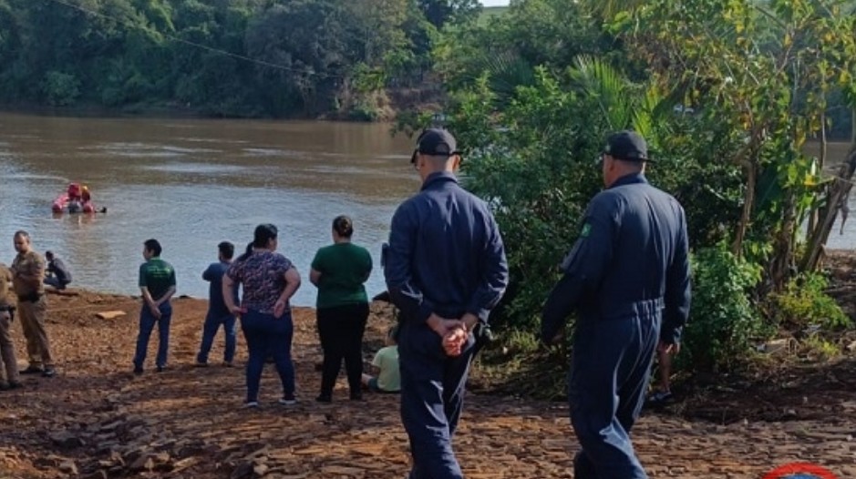 Carro cai de balsa e motorista desaparece, no Paraná