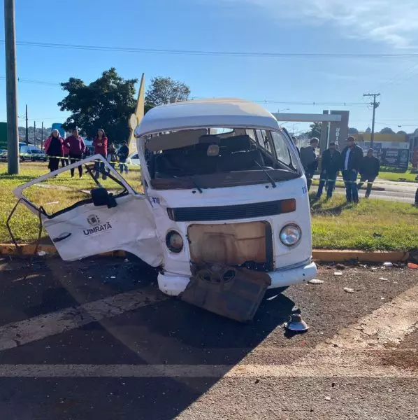 Motorista de van escolar morre e quatro crianças ficam feridas em grave acidente