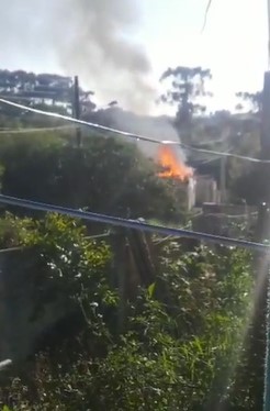 Incêndio destrói casa no Jardim Bonsuceso em Ponta Grossa