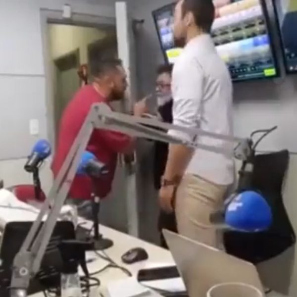 Homem invade estúdio de rádio e agride jornalistas ao vivo