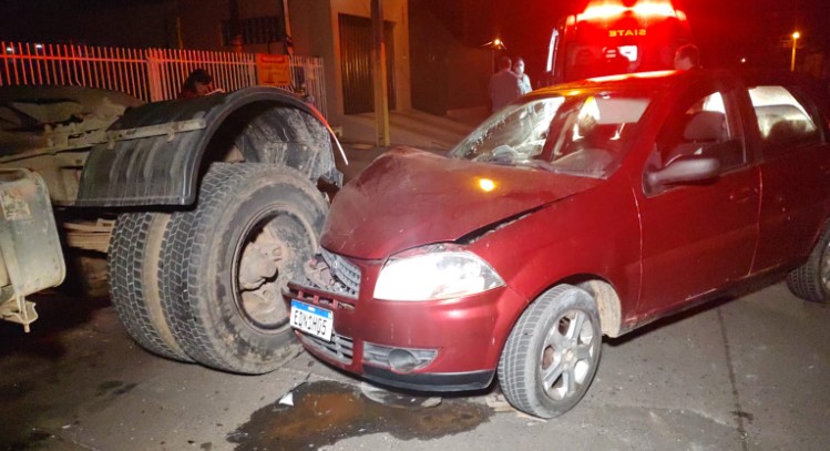 Motorista perde o controle de carro e bate em caminhão na vila Palmeirinha em PG
