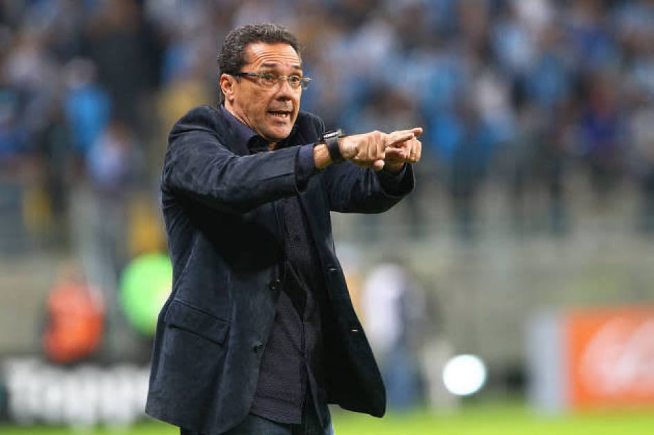 Corinthians avança para contratar Vanderlei Luxemburgo