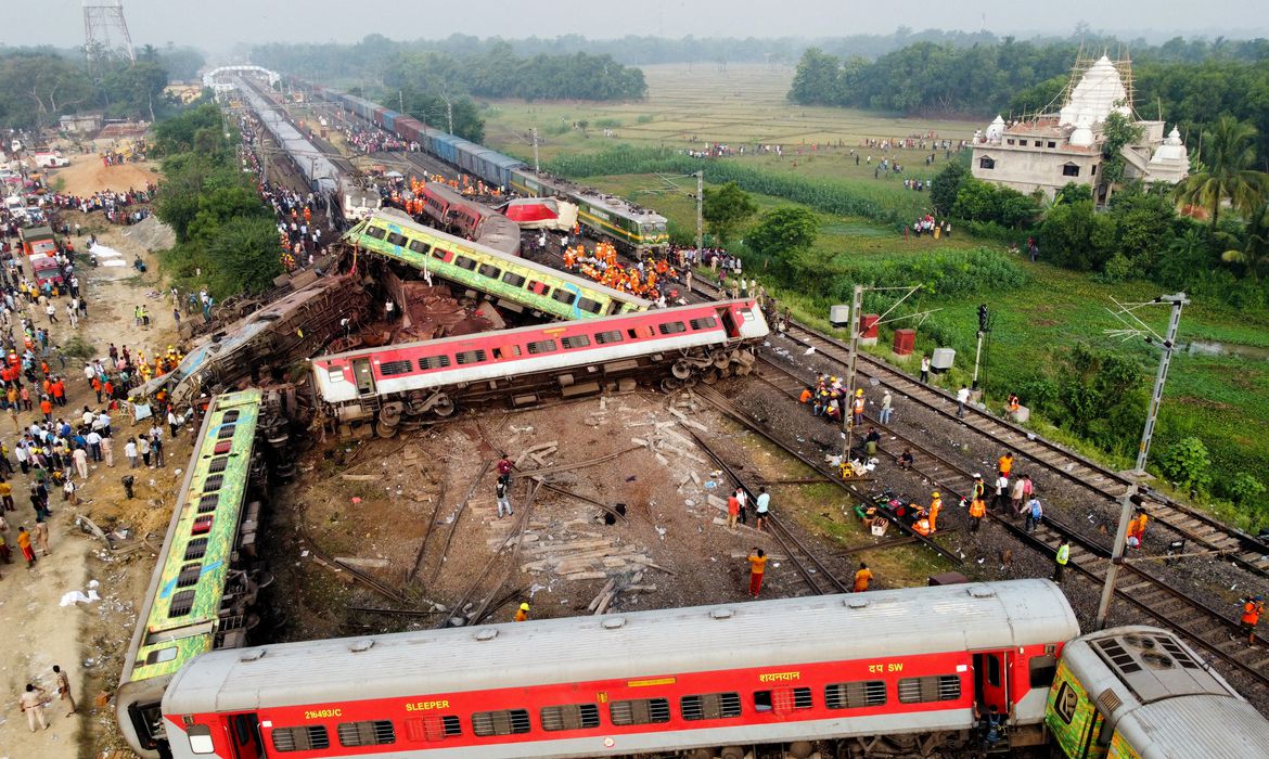 Sobe para 288 o número de mortos após trem descarrilar, na Índia