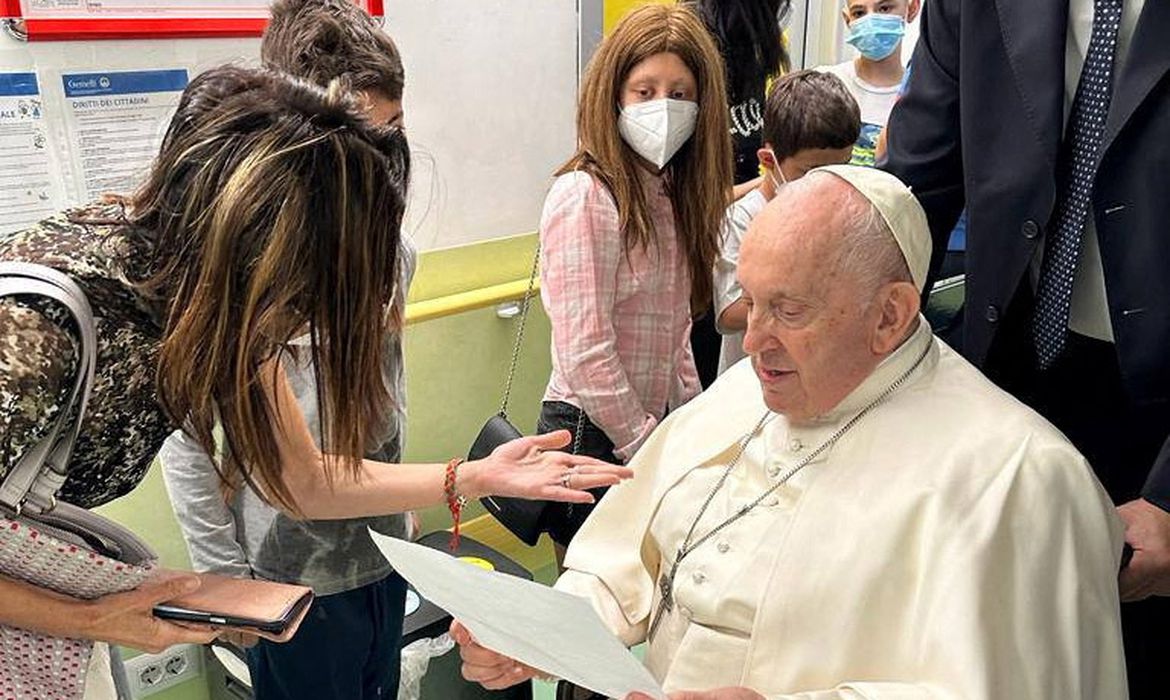 Papa recebe alta do hospital, diz Vaticano