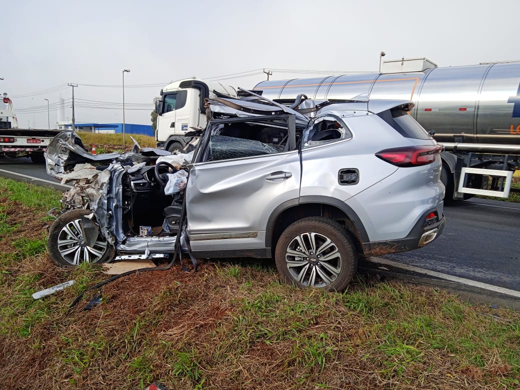 Grave acidente deixa motorista preso nas ferragens do carro na BR-376,  em Ponta Grossa