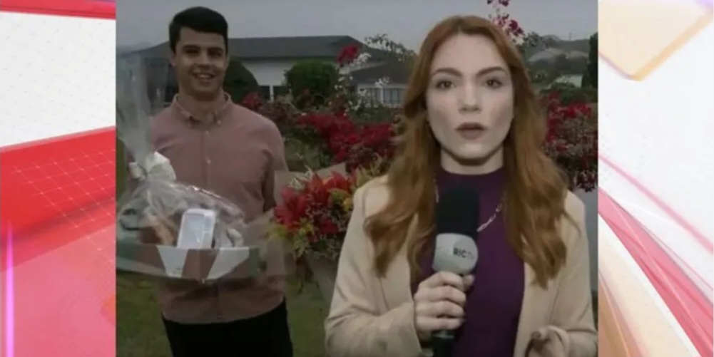 Repórter recebe surpresa romântica durante jornal ao vivo no PR